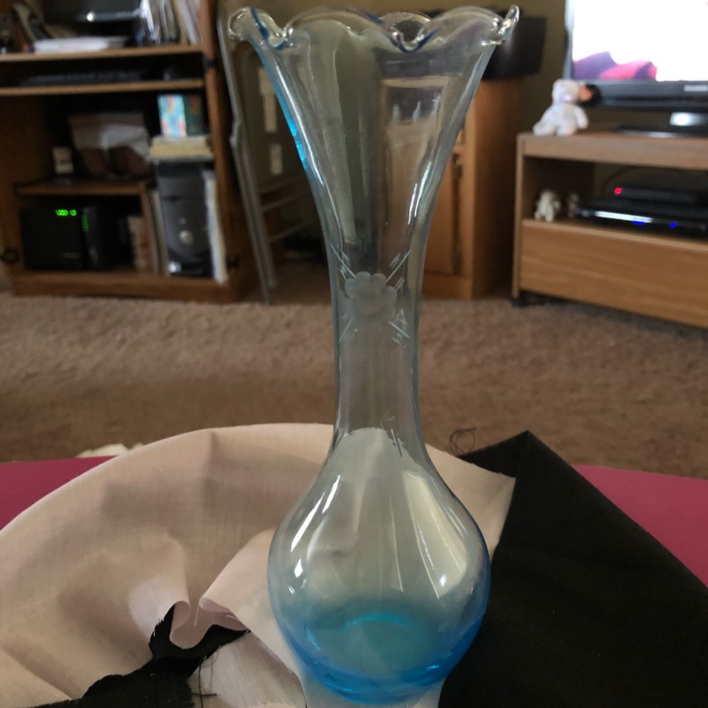 NWOT - Beautiful Blue Etched Glass Vase - Picture 4 of 6